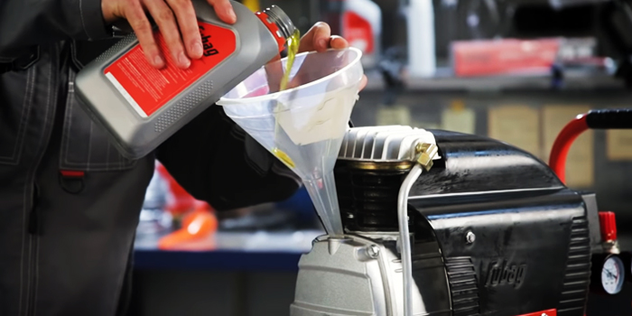 Доливаем масло в компрессор FUBAG Доливаем-масло-в-компрессор-FUBAG.jpg