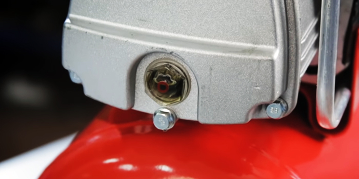 Проверяем уровень масла, воспользовавшись глазком компрессора FUBAG.jpg Проверяем-уровень-глаза-используя-глазок-компрессора-FUBAG.jpg